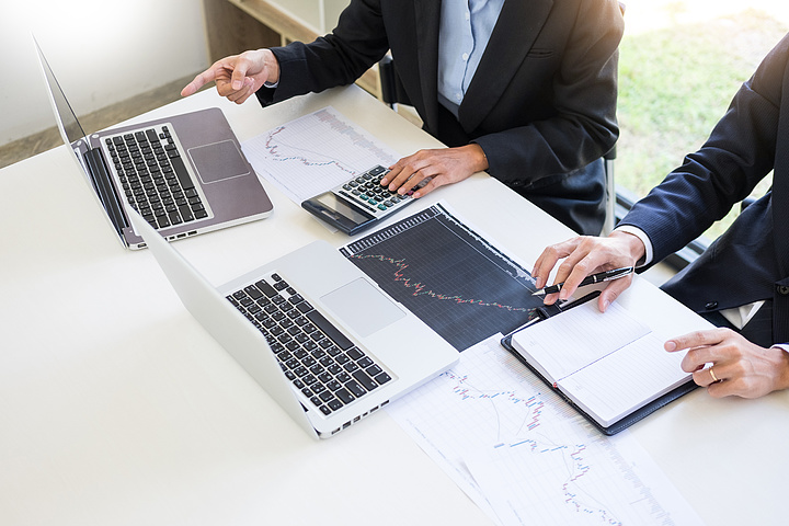 企业队贸易商与投资企业家的图表对话 解析股市与外汇数据中的财贸本质